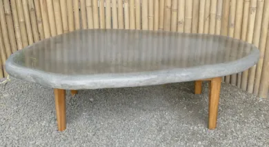 Tisch aus Flussstein mit Holzfüßen. Größe ca. 129x84x38 cm 